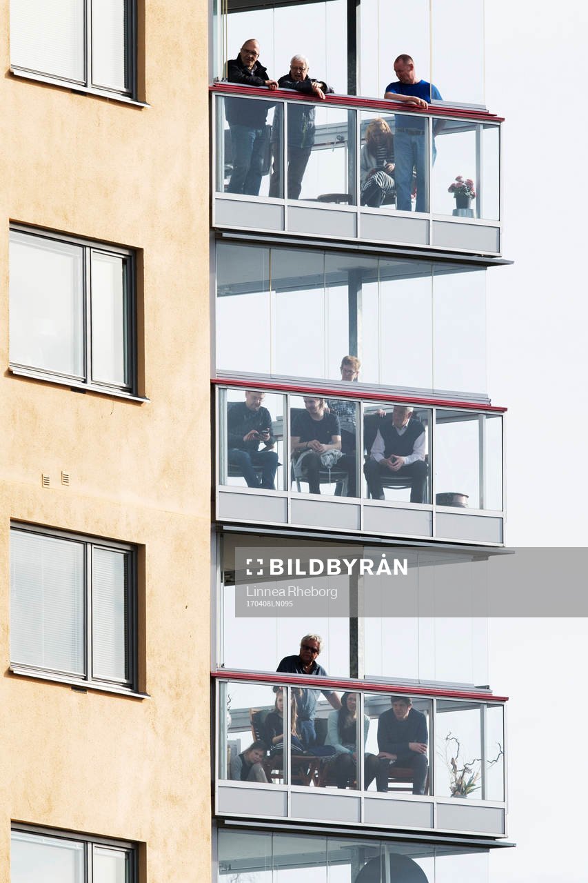Boende i lägenheterna runt Tunavallen följer matchen