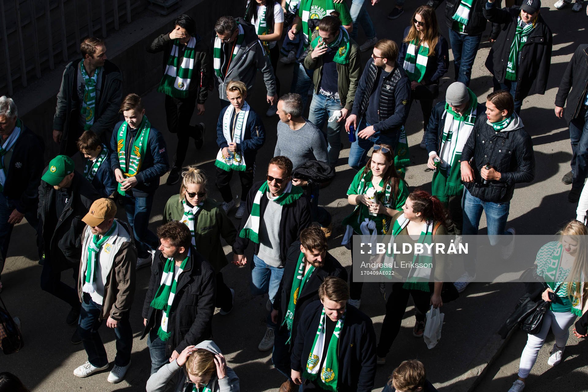Hammarbys supportrar marscherar över Södermalm