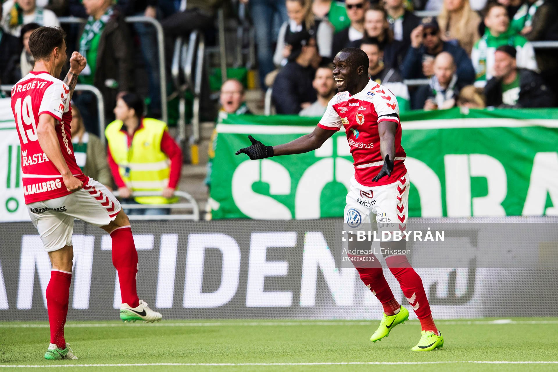 Kalmars Melker Hallberg och Papa Alioune Diouf jublar