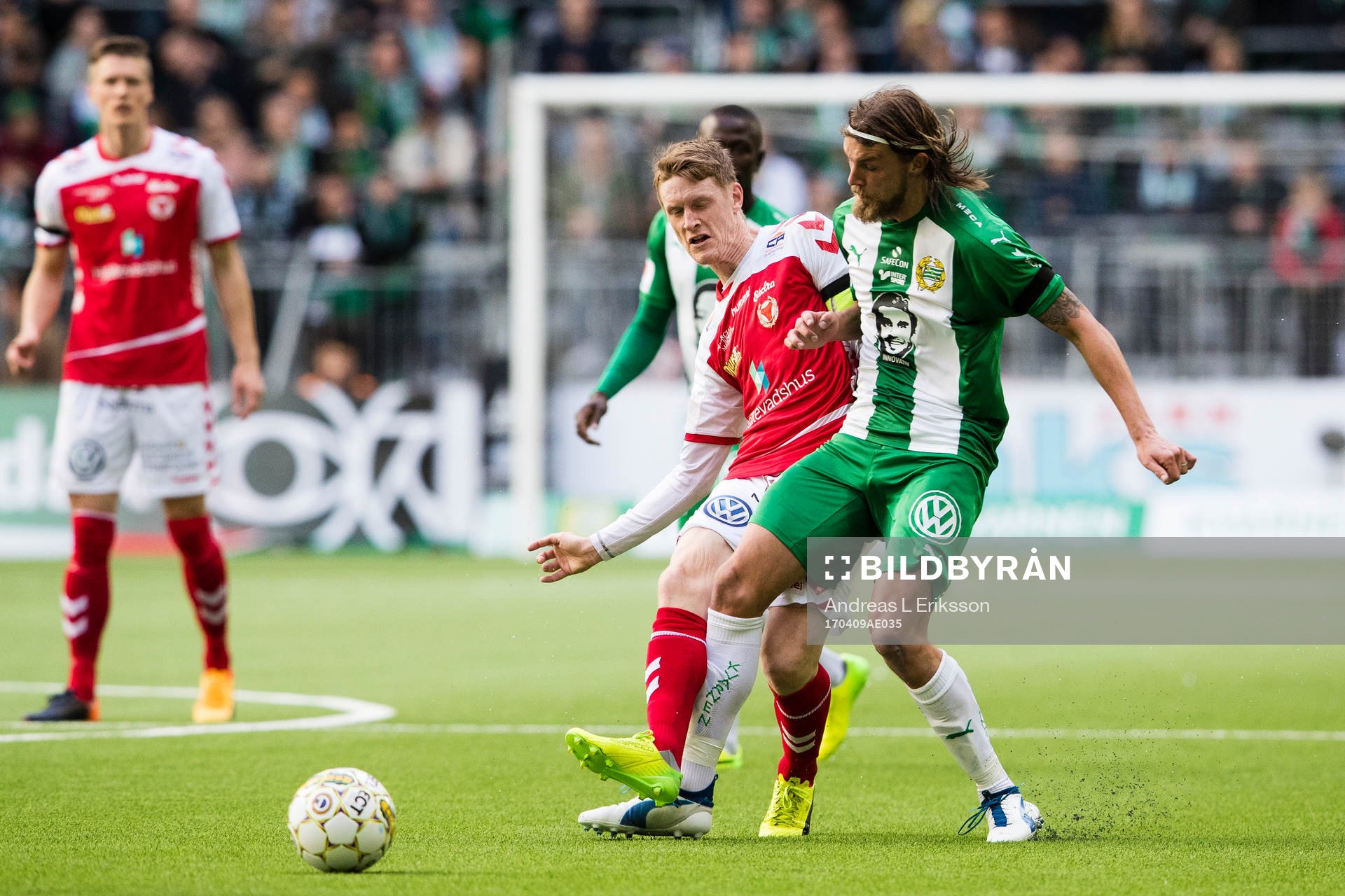 Kalmars Rasmus Elm i kamp om bollen med Hammarbys Björn