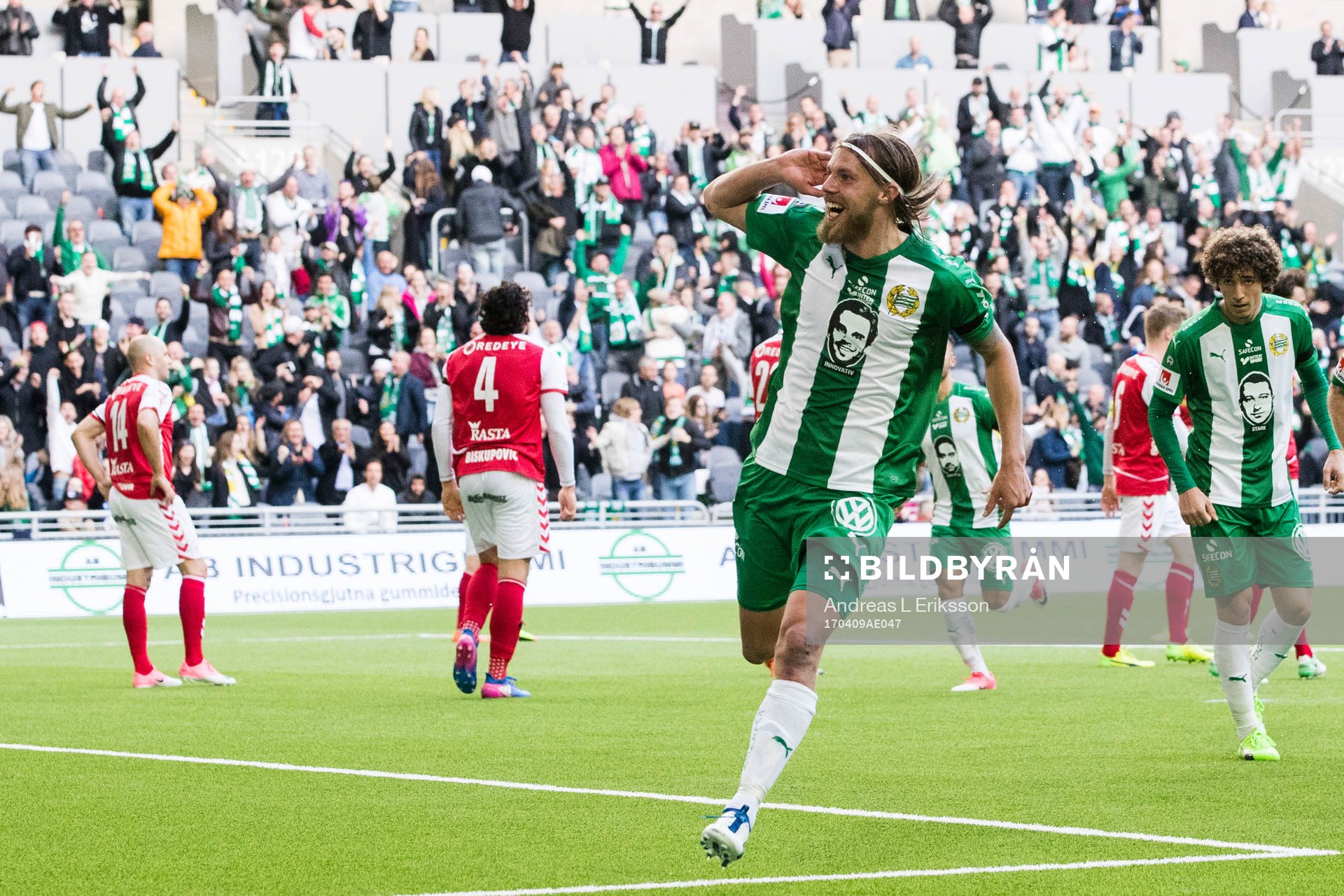 Hammarbys Björn Paulsen jublar efter att ha kvitterat till 1-1 för Hammarby under fotbollsmatchen i Allsvenskan mellan Hammarby och Kalmar den 9 april 2017 i Stockholm.