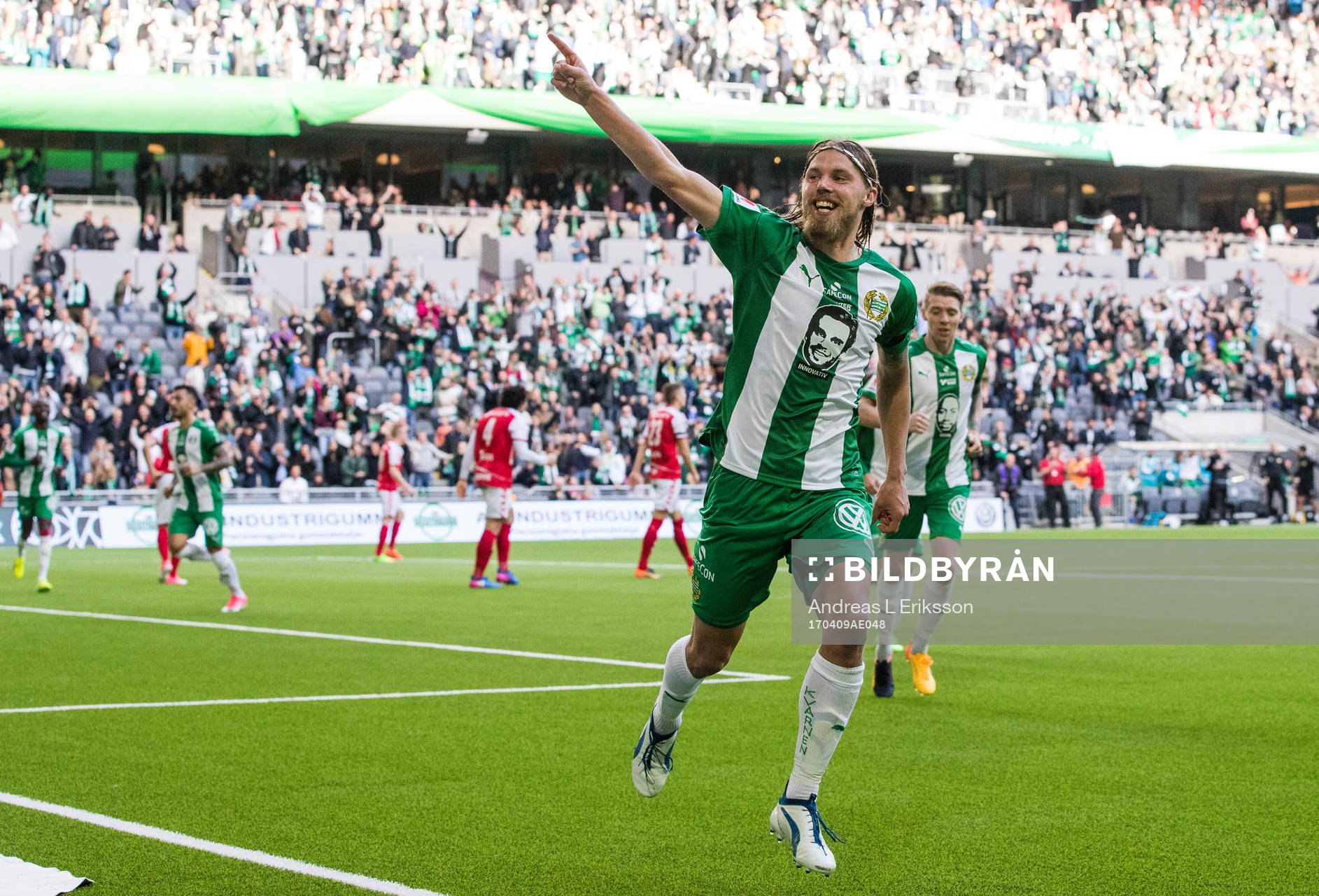 Hammarbys Björn Paulsen jublar efter att ha kvitterat till 1-1 för Hammarby under fotbollsmatchen i Allsvenskan mellan Hammarby och Kalmar den 9 april 2017 i Stockholm.