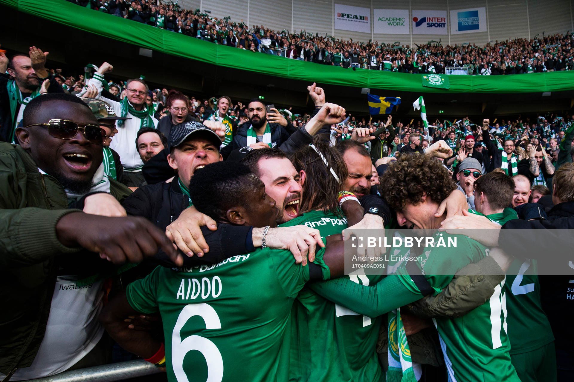 Hammarbys supportrar jublar
