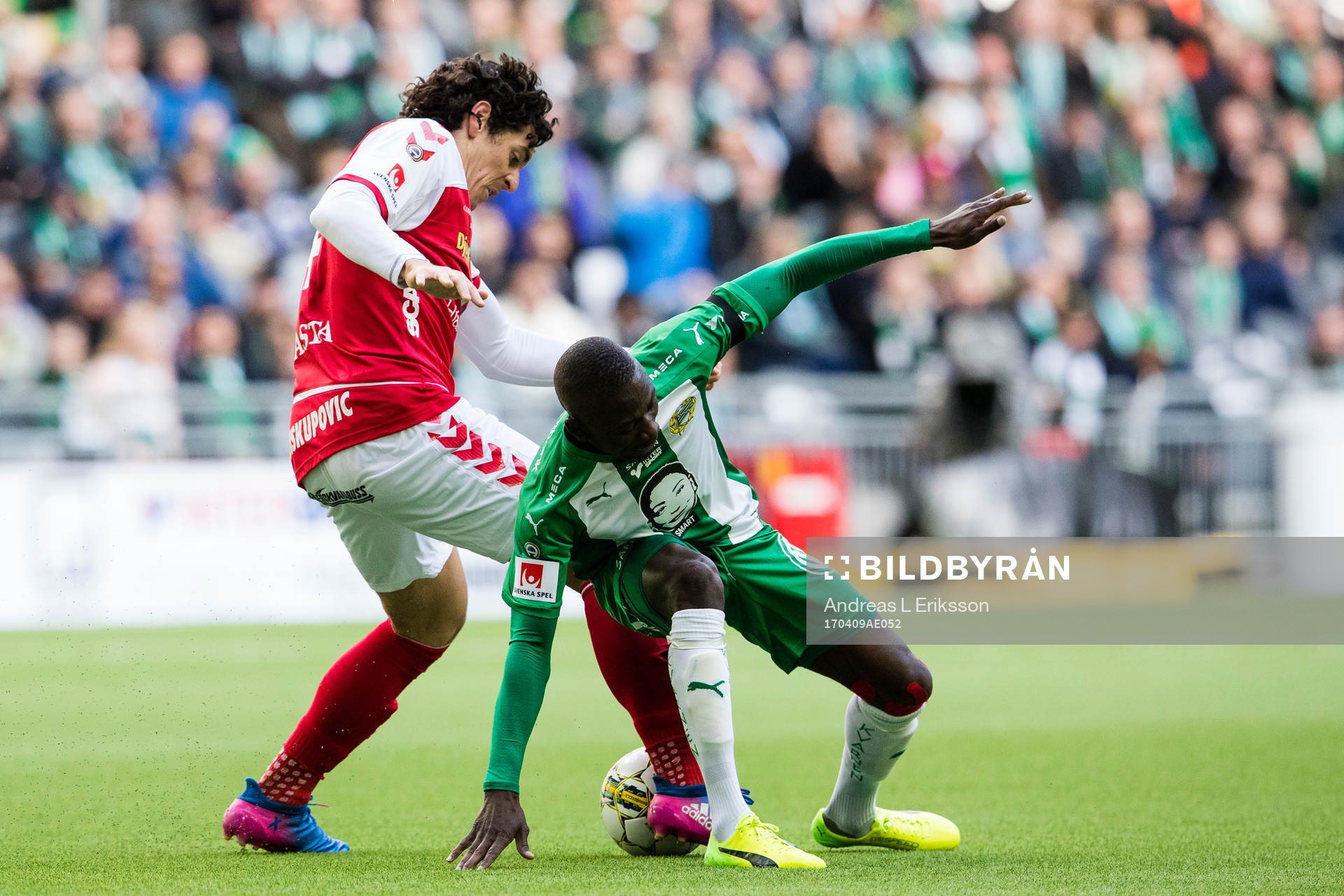 Kalmars Marko Biskupovic i kamp om bollen med Hammarbys Pa