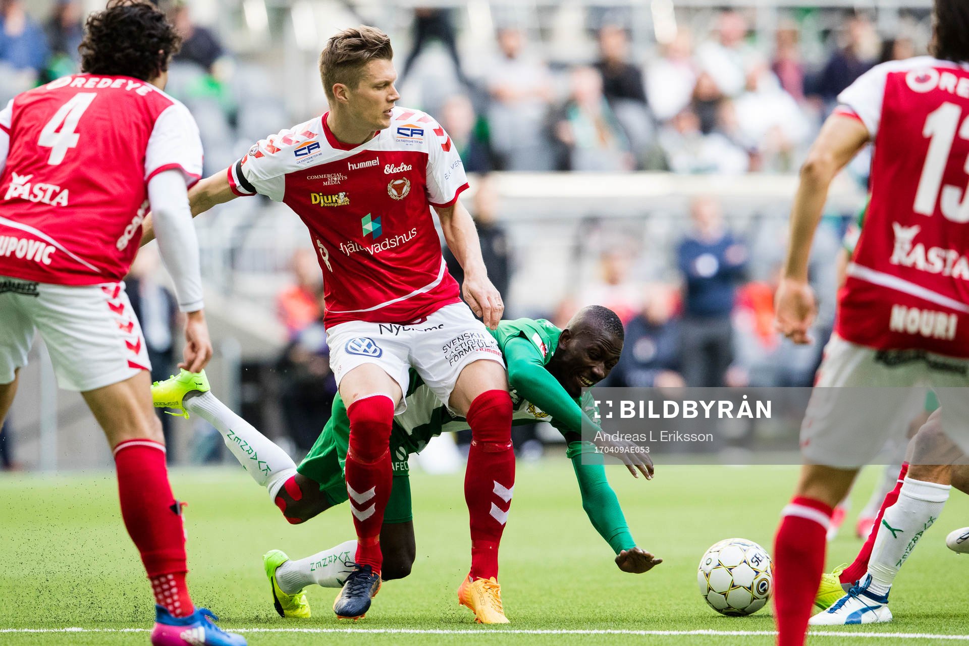 Kalmars Viktor Elm i kamp om bollen med Hammarbys Pa Amat