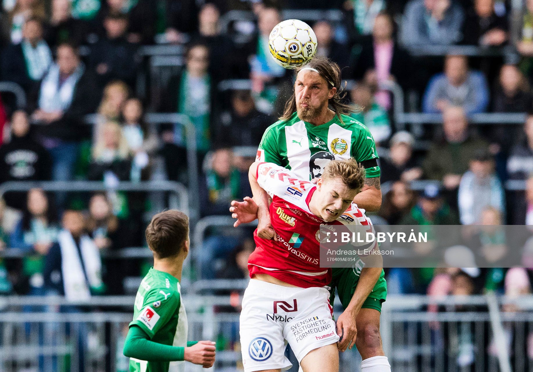 Hammarbys Björn Paulsen i en nickduell med Kalmars Svante