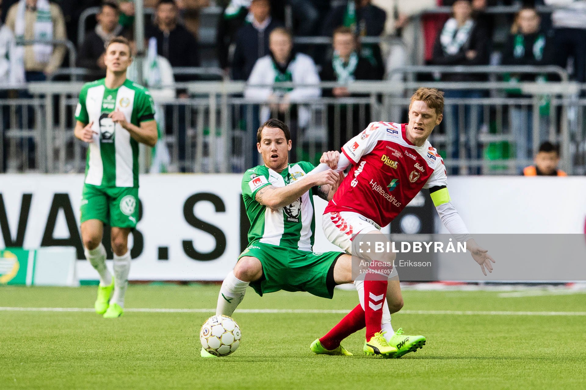 Hammarbys Johan Persson i kamp om bollen med Kalmars Rasmus Elm under fotbollsmatchen i Allsvenskan mellan Hammarby och Kalmar den 9 april 2017 i Stockholm.