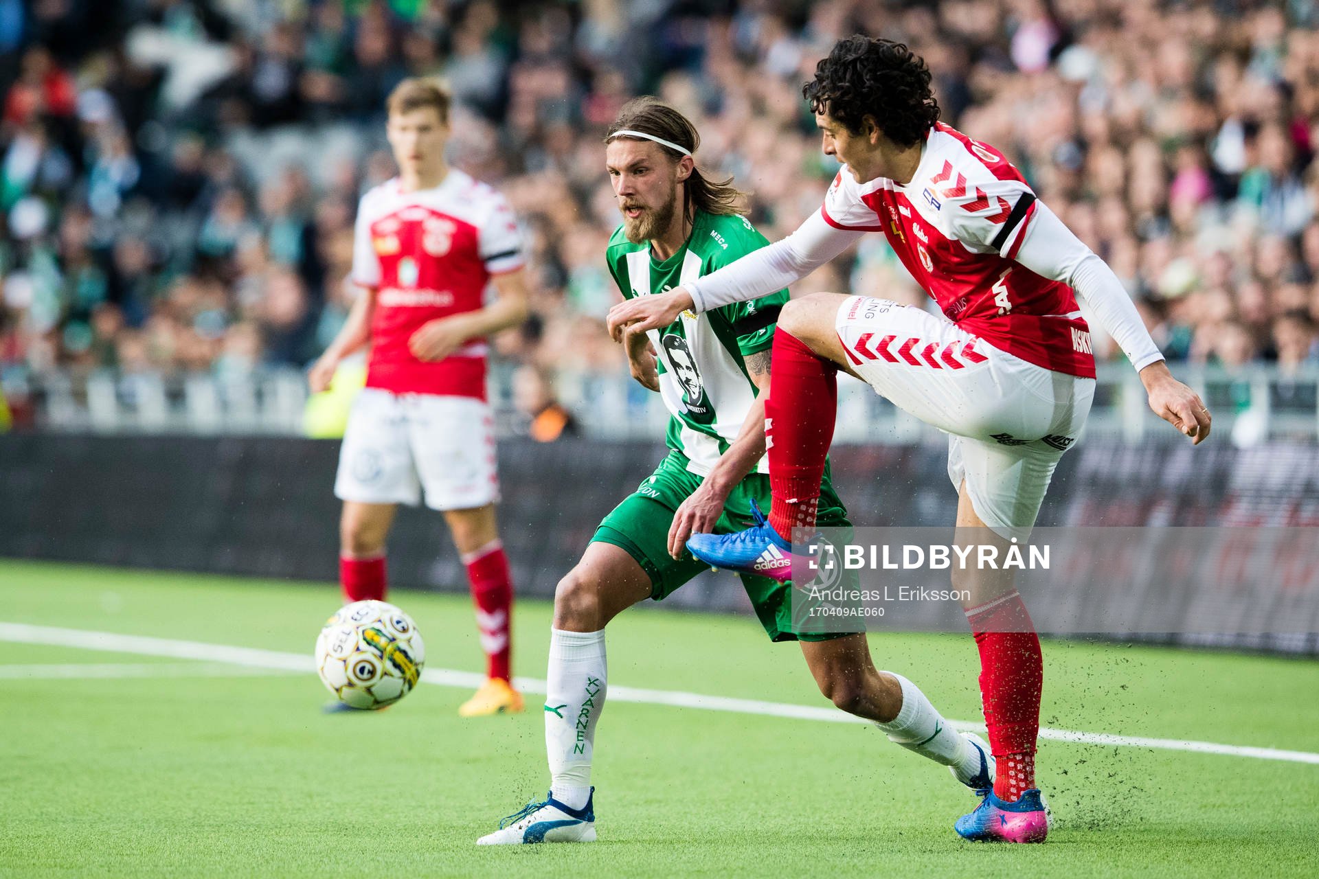 Hammarbys Björn Paulsen i kamp om bollen med Kalmars Marko