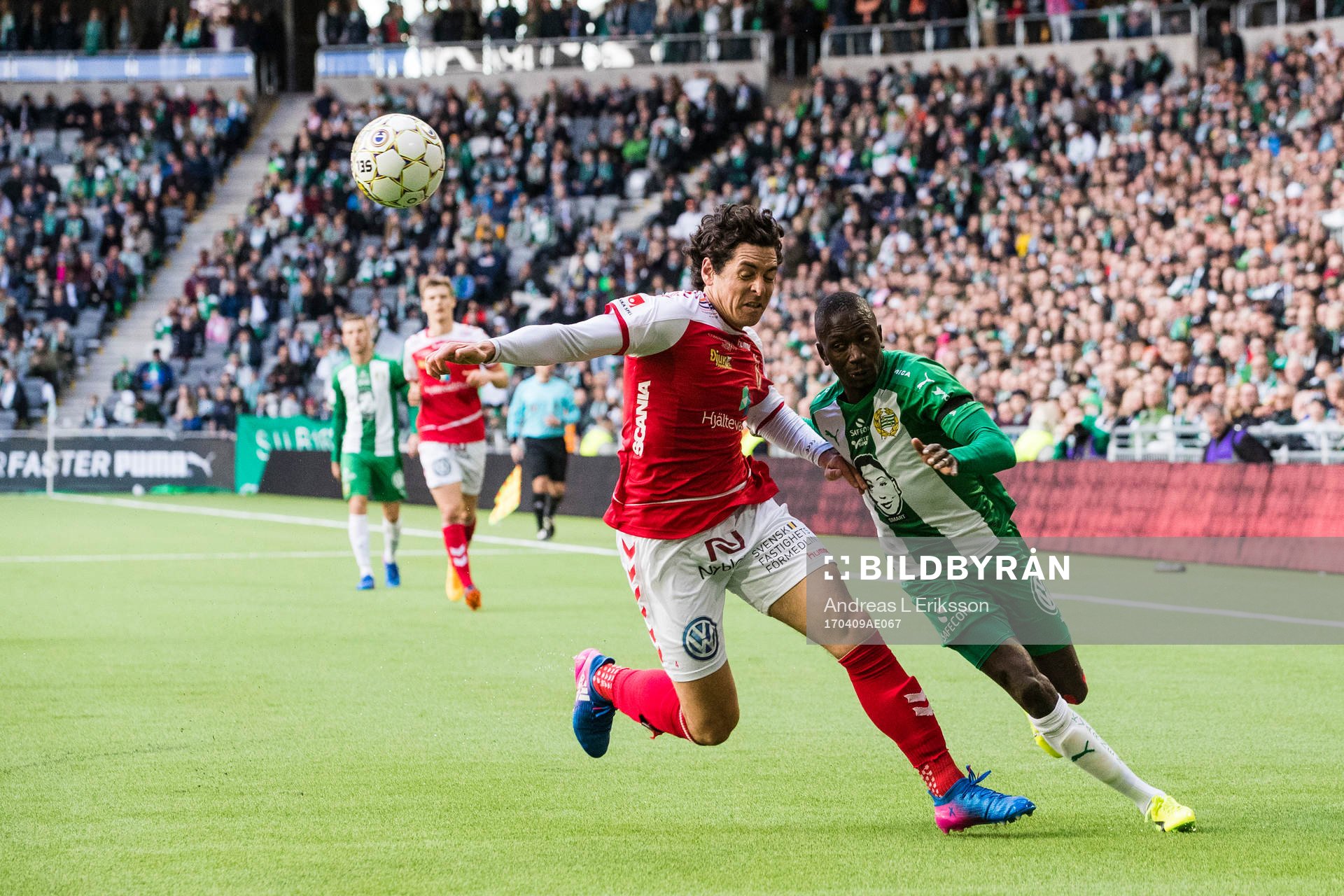Kalmars Marko Biskupovic i kamp om bollen med Hammarbys Pa