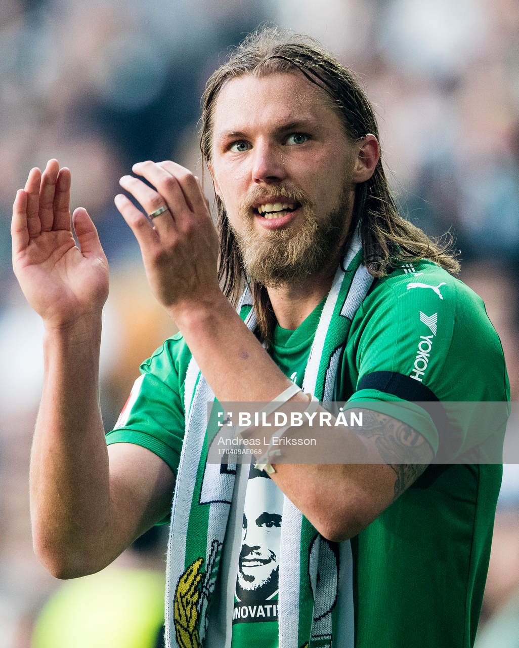 Hammarbys Björn Paulsen tackar publiken efter under fotbollsmatchen i Allsvenskan mellan Hammarby och Kalmar den 9 april 2017 i Stockholm.