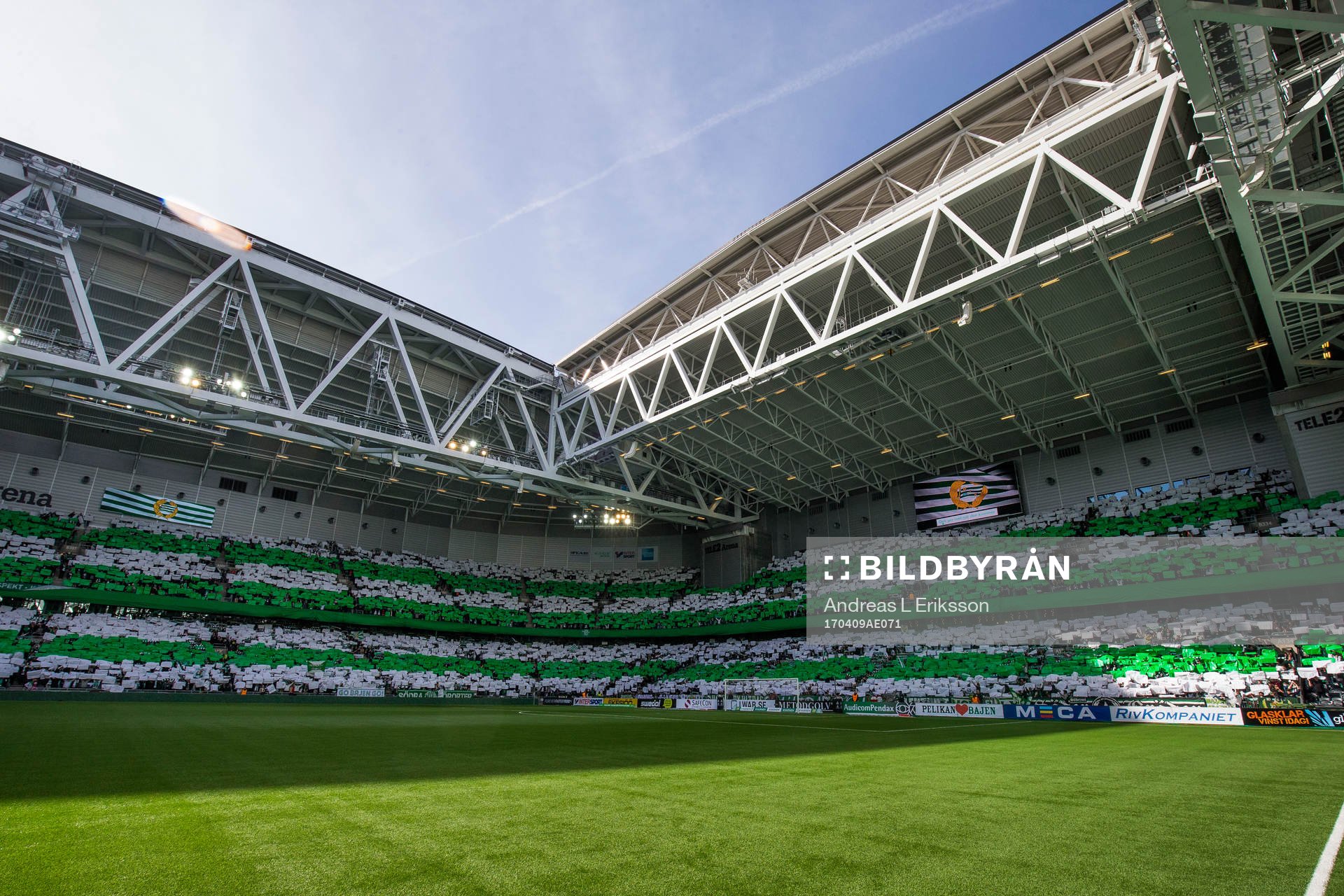 Hammarbys supportrar med ett TIFO innan fotbollsmatchen i