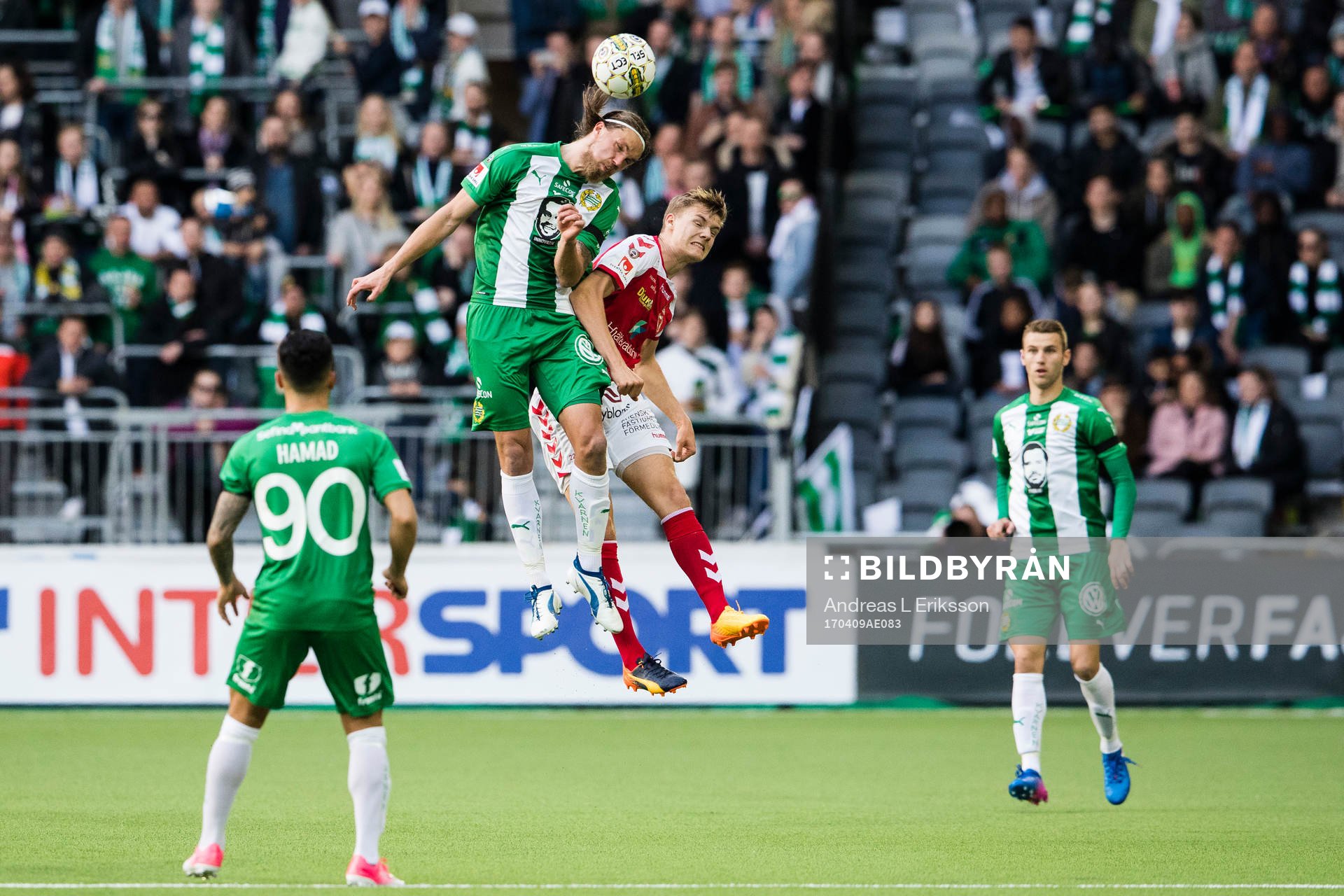 Hammarbys Björn Paulsen i en nickduell med Kalmars Svante