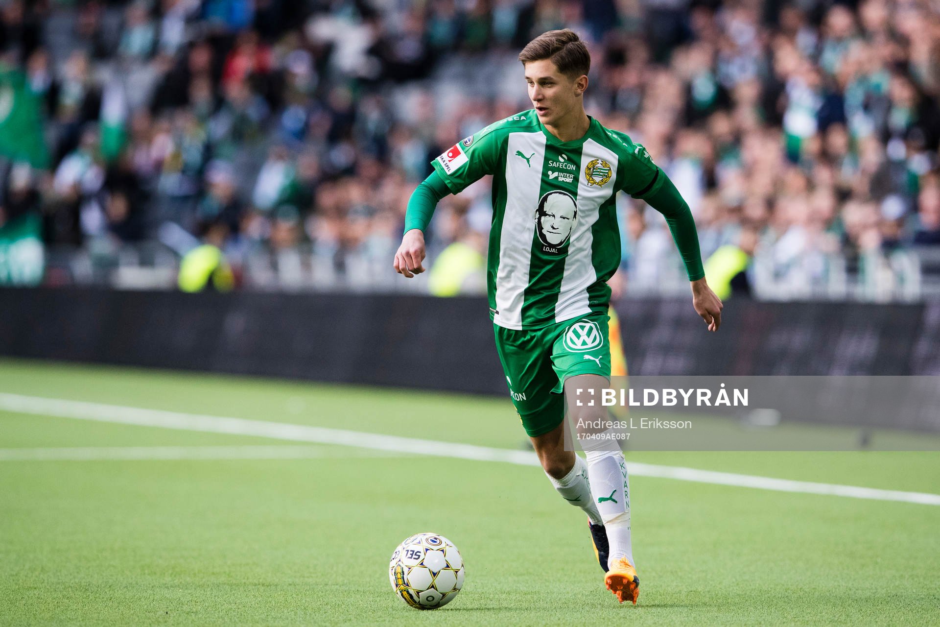 Hammarbys Leo Bengtsson med bollen