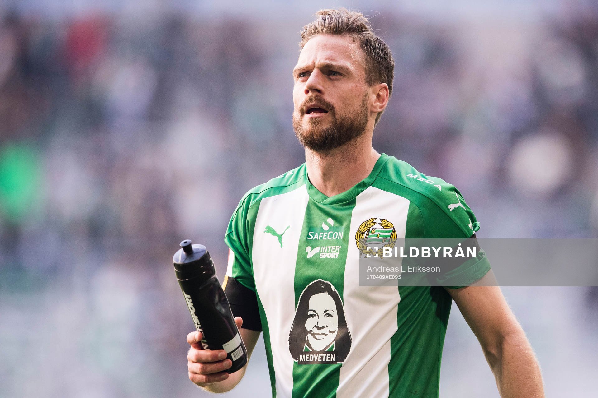 Hammarbys Arnór Smárason med ett sorgeband