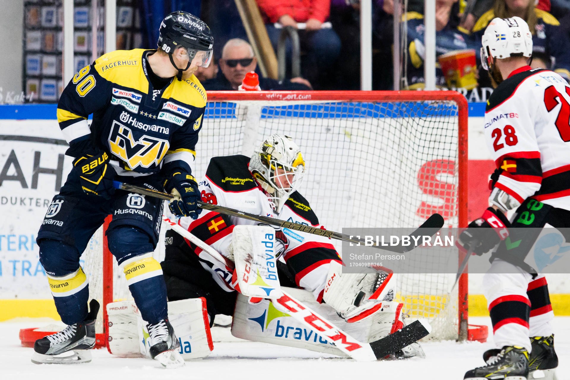 s Ted Brithén framför Malmö Redhawks målvakt Oscar