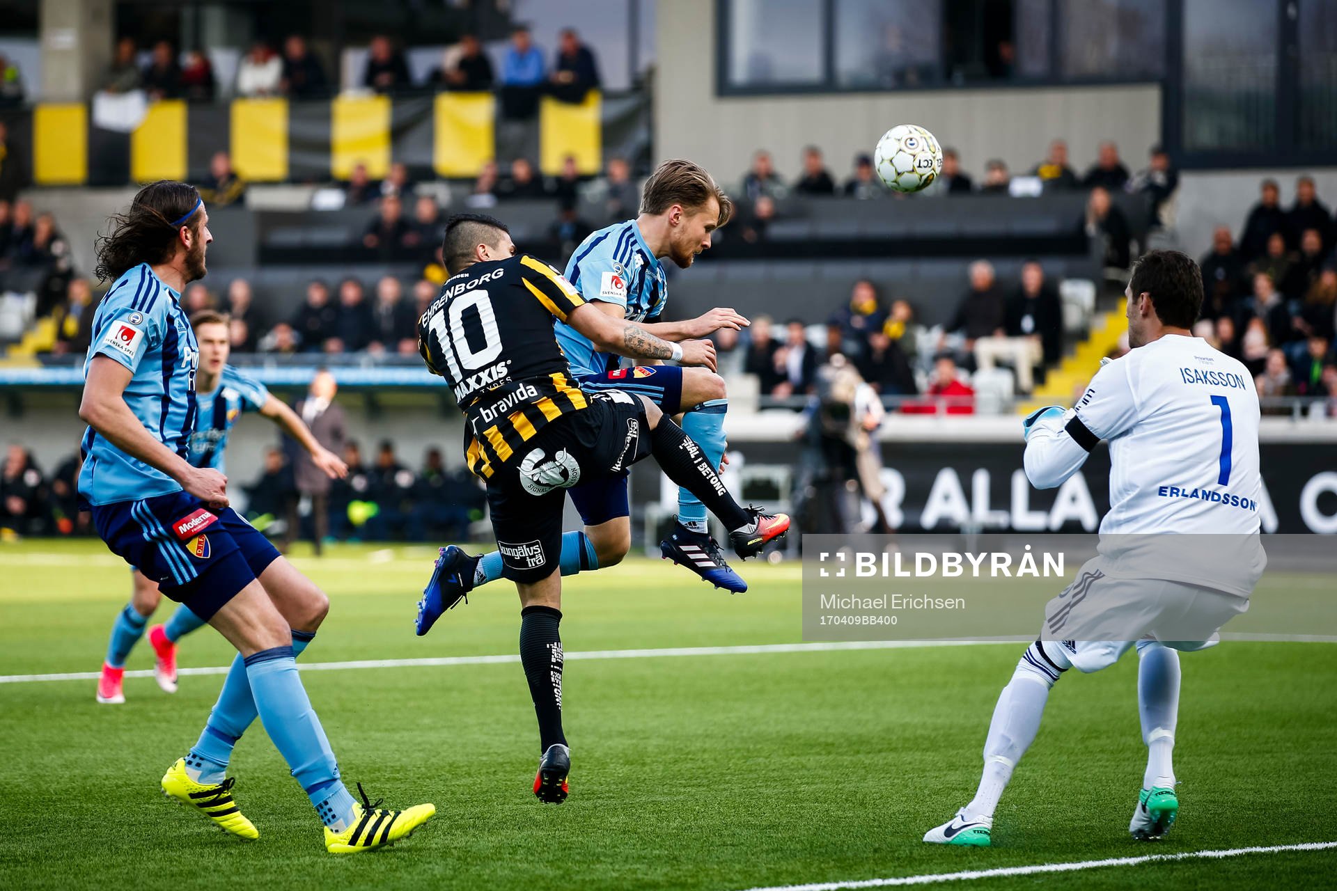 Djurgårdens Jacob Une Larsson och Häckens Paulinho