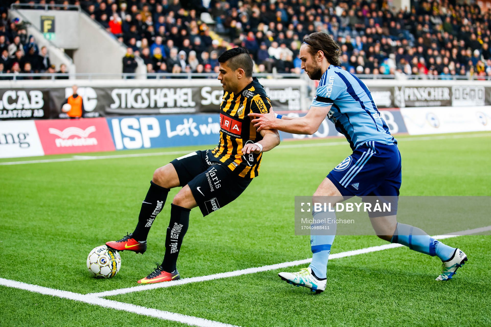 Häckens Paulinho och Djurgårdens Kevin Walker