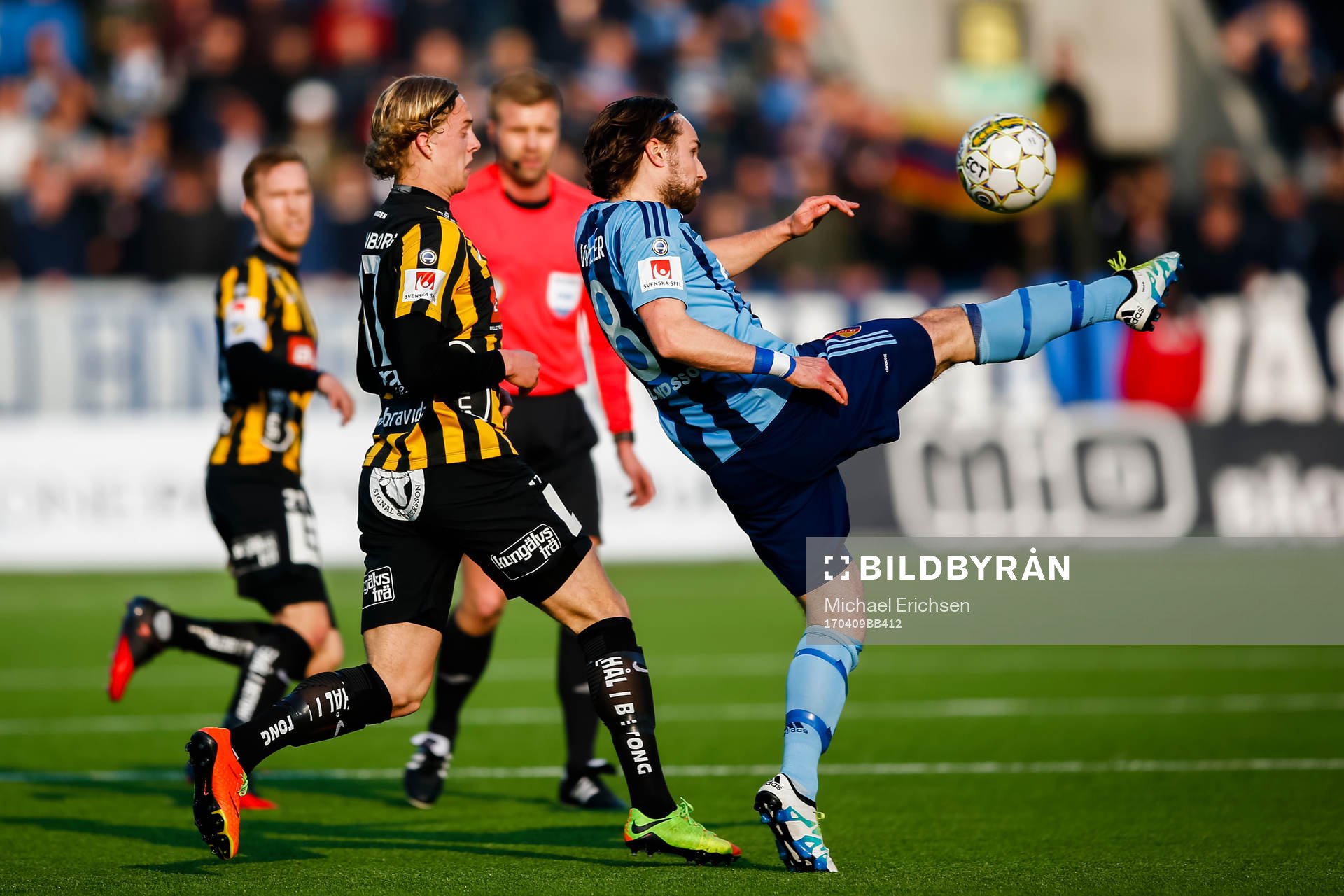 Djurgårdens Kevin Walker och Häckens Gustav Berggren