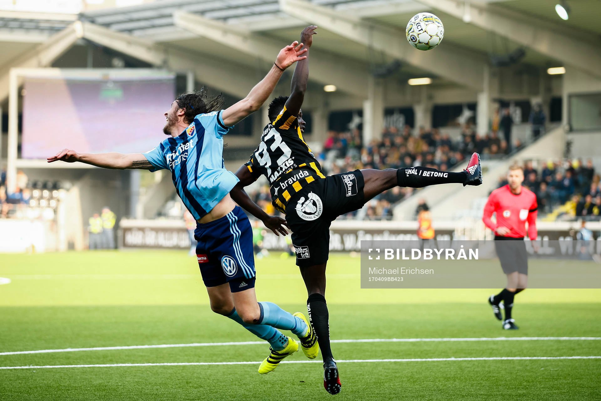 Djurgårdens Jonas Olsson och Häckens Alhassan Kamara