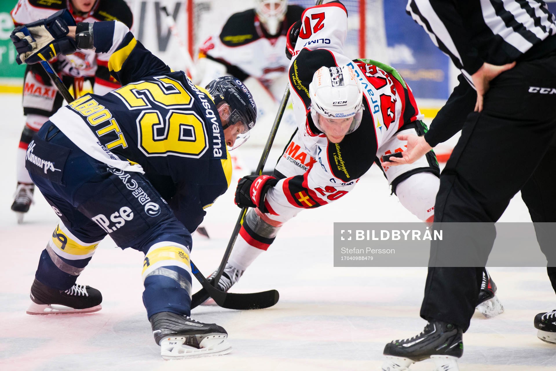 s Chris Abbott tekar mot Malmö Redhawks Erik Forssell