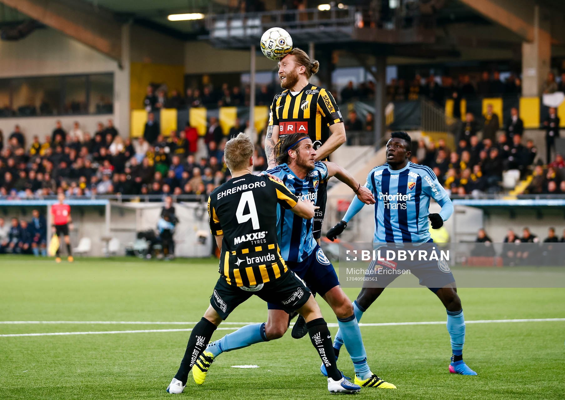 Häckens Emil Wahlström i kamp mot Djurgårdens Jonas Olsson och Haruna Garba under fotbollsmatchen i allsvenskan mellan Häcken och Djurgården den 9 april 2017 i Göteborg.