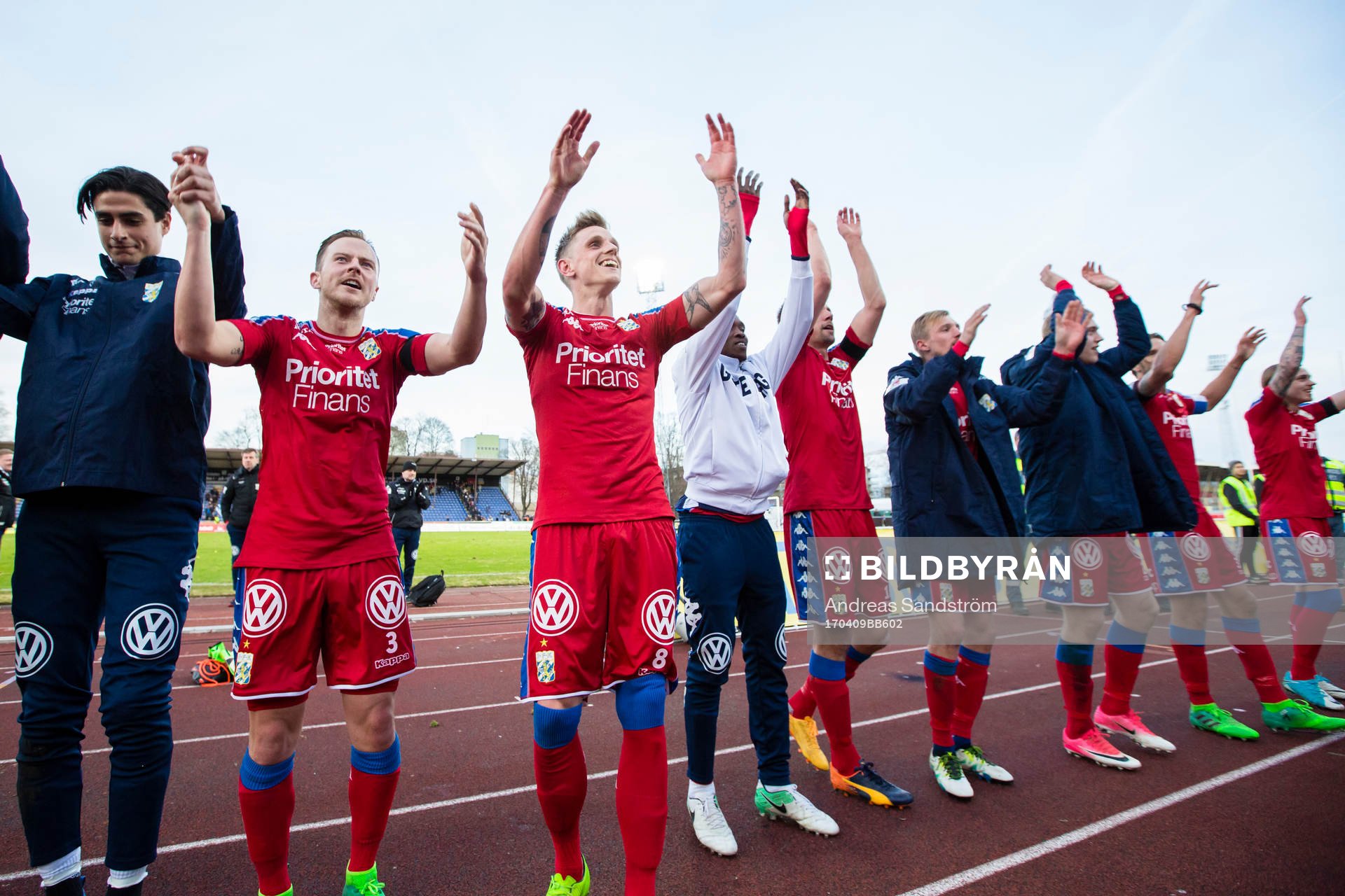 IFK Göteborgs spelare tackar supportrarna
