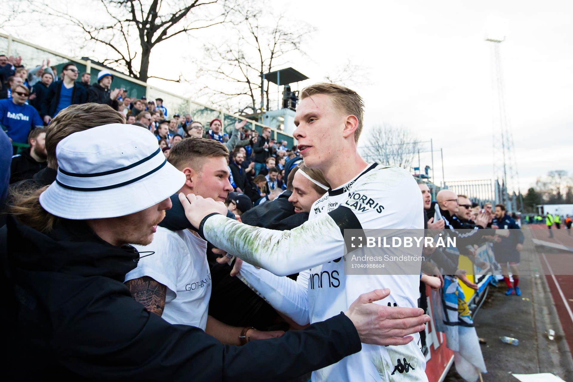 IFK Göteborgs målvakt Pontus Dahlberg hälsar på