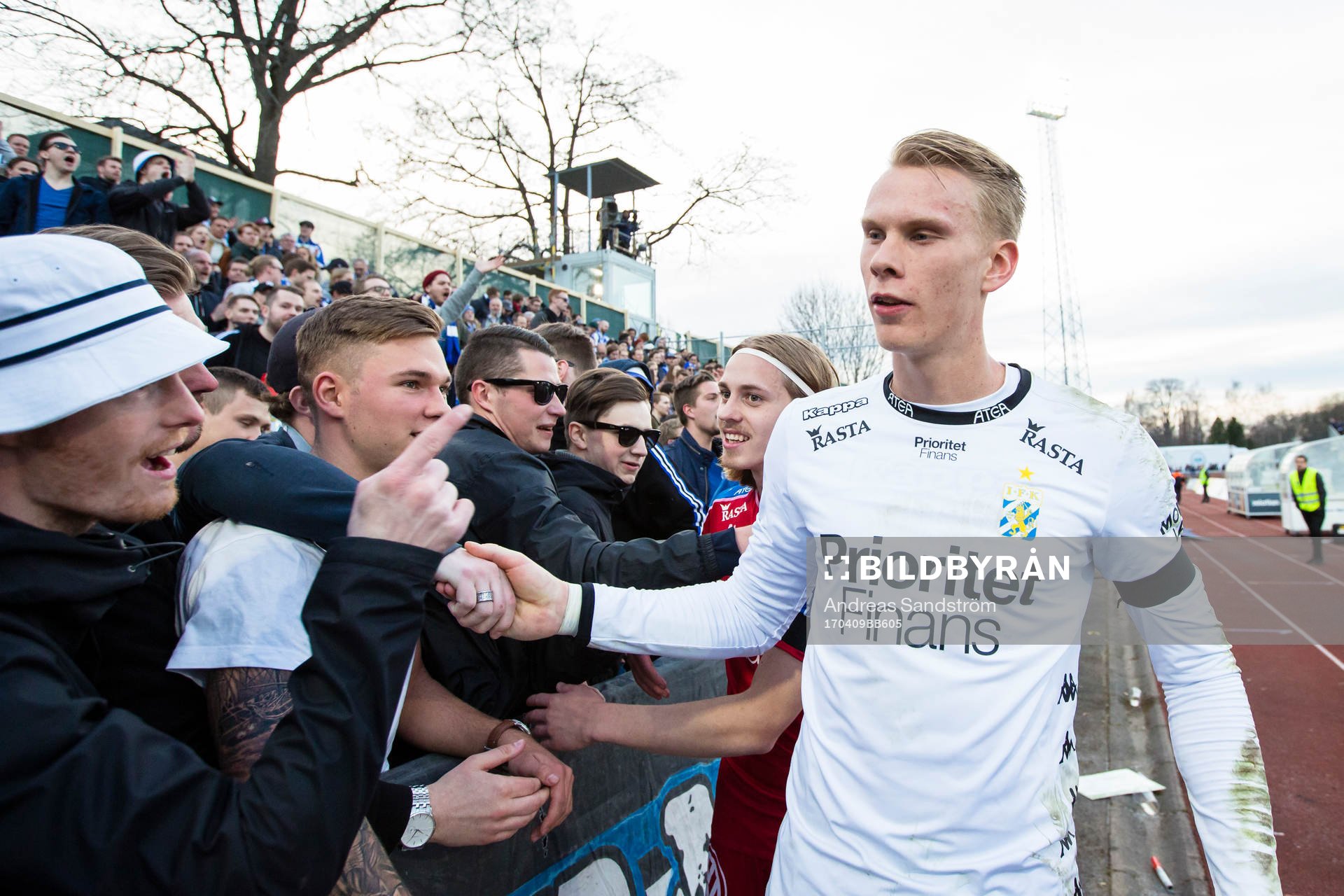 IFK Göteborgs målvakt Pontus Dahlberg hälsar på