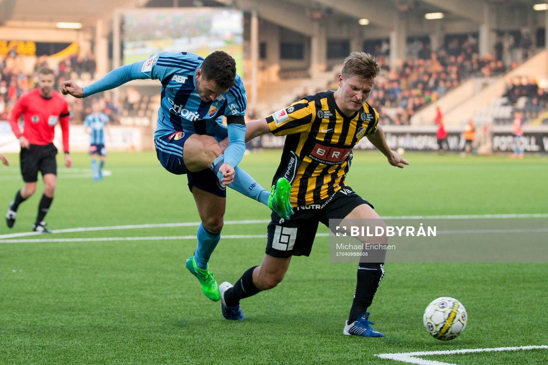 Djurgårdens Kerim Mrabti skjuter ett skott
