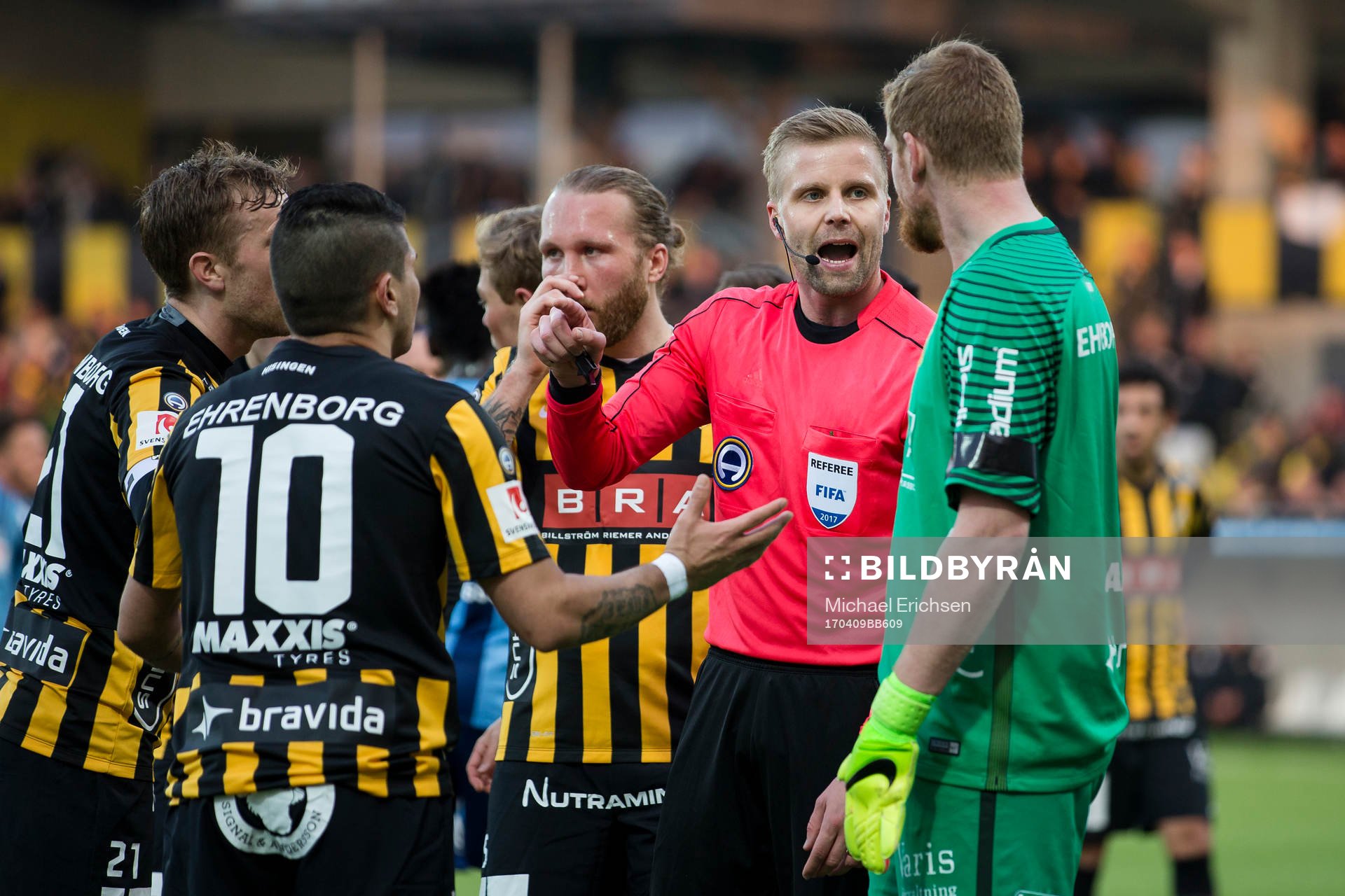 Domare Glenn Nyberg pratar med Häckens målvakt