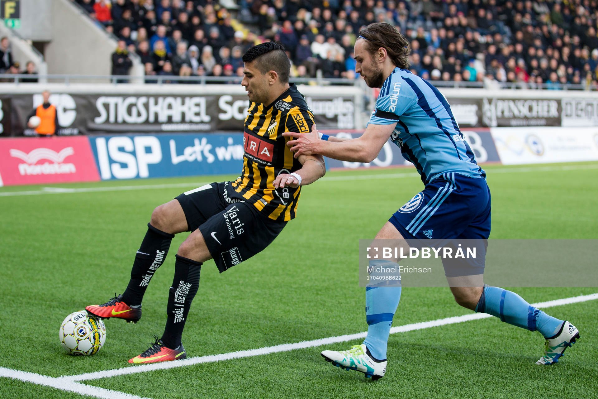 Häckens Paulinho mot Djurgårdens Kevin Walker