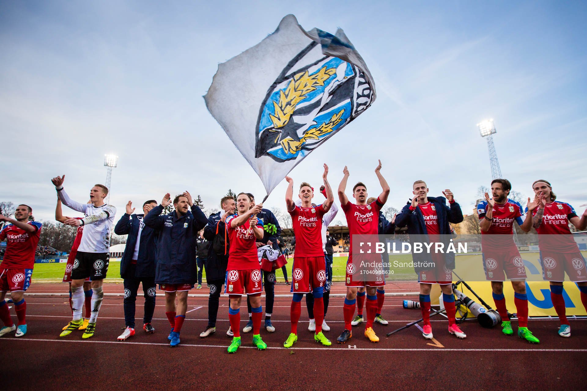 IFK Göteborgs spelare firar med fansen efter fotbollsmatchen i Allsvenskan mellan Sirius och IFK Göteborg den 9 April 2017 i Uppsala. 