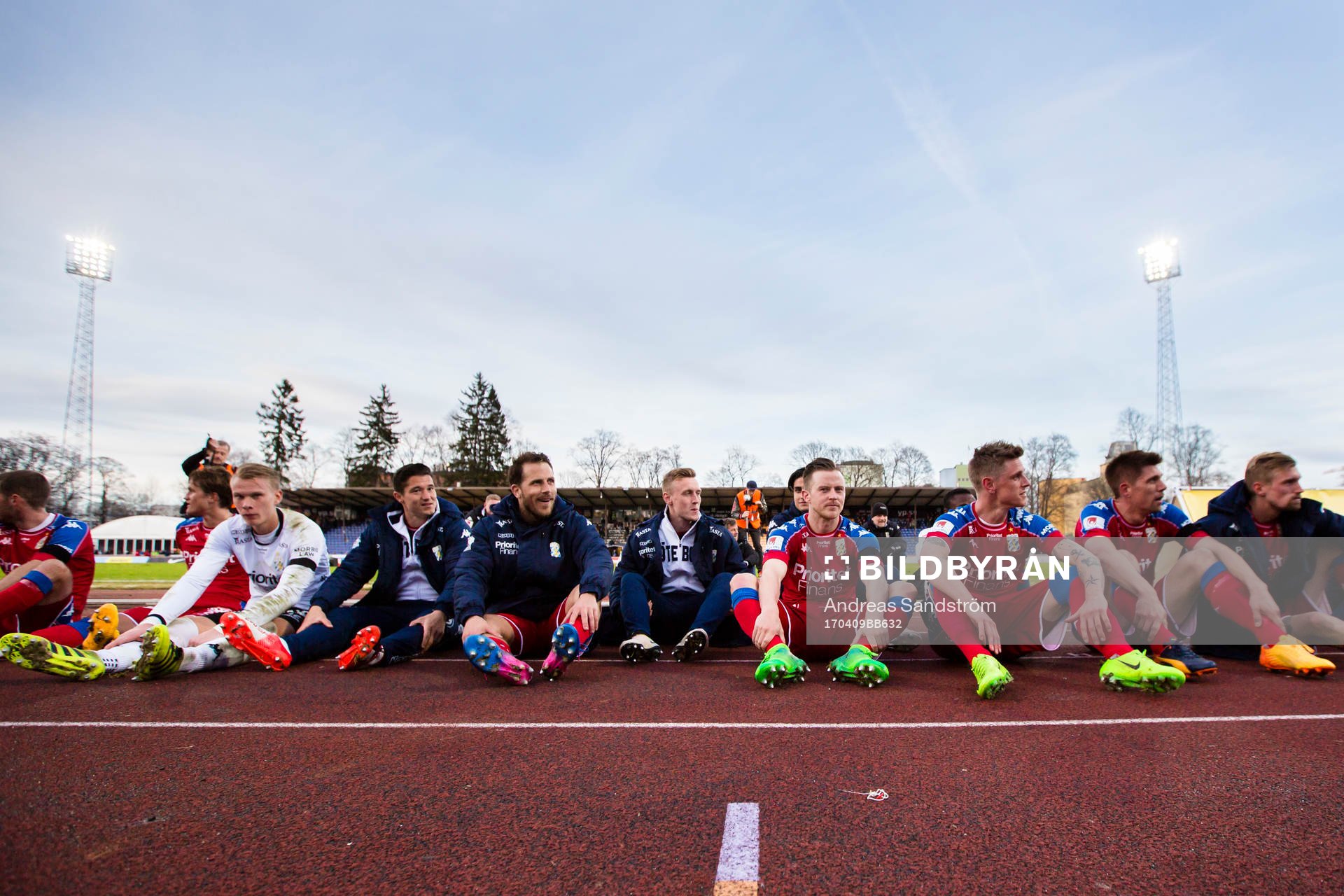 IFK Göteborgs spelare sitter på marken på uppmaning av