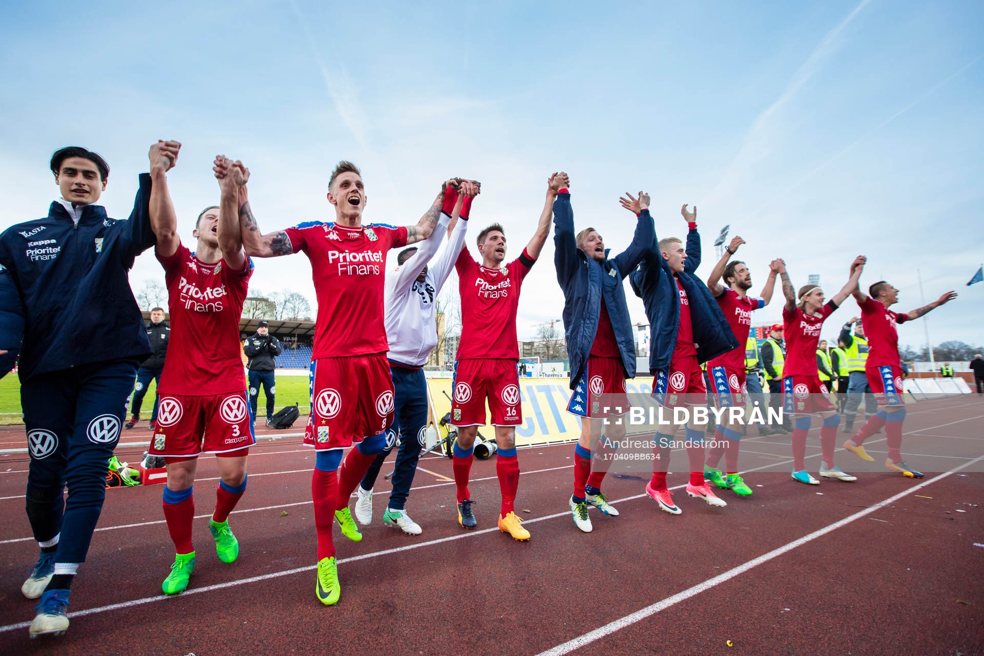 IFK Göteborgs spelare tackar fansen efter fotbollsmatchen i Allsvenskan mellan Sirius och IFK Göteborg den 9 April 2017 i Uppsala. 