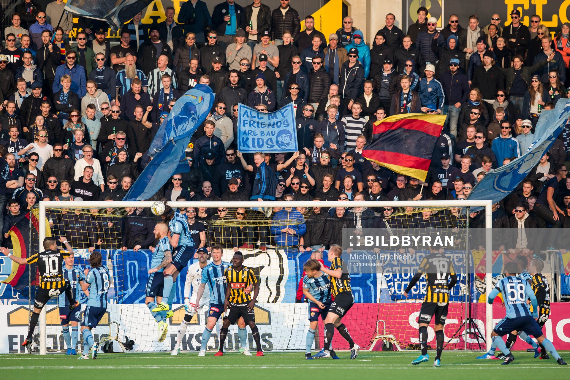 Djurgårdens Jonas Olsson nickar undan i eget straffområde