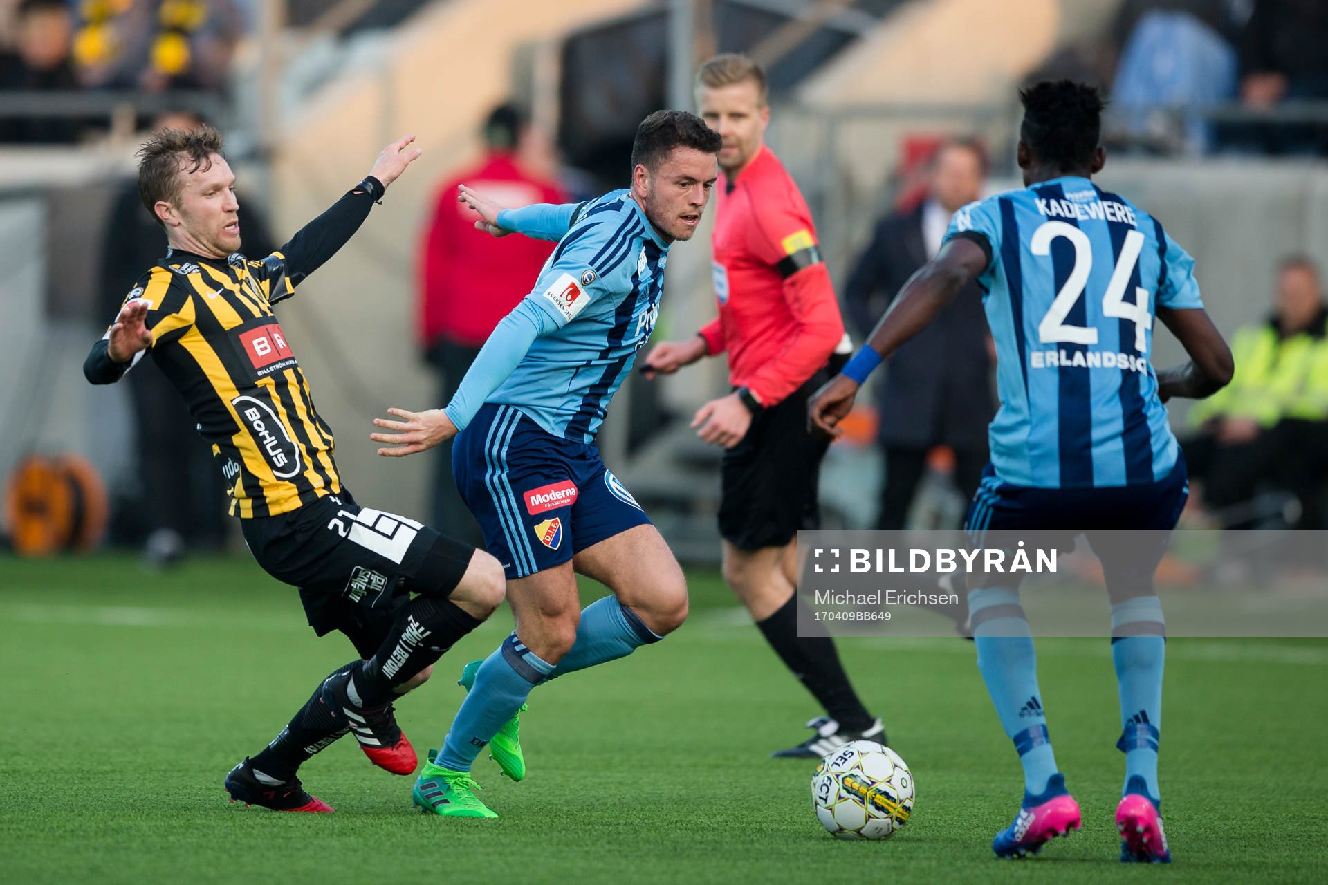 Häckens Rasmus Lindgren försöker stoppa Djurgårdens