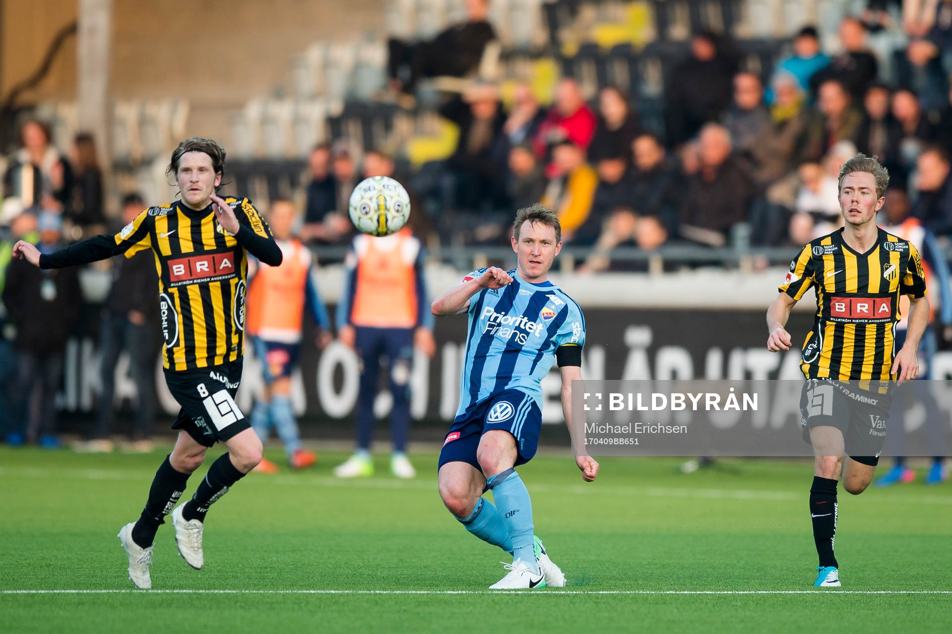 Djurgårdens Kim Källström slår en crossboll