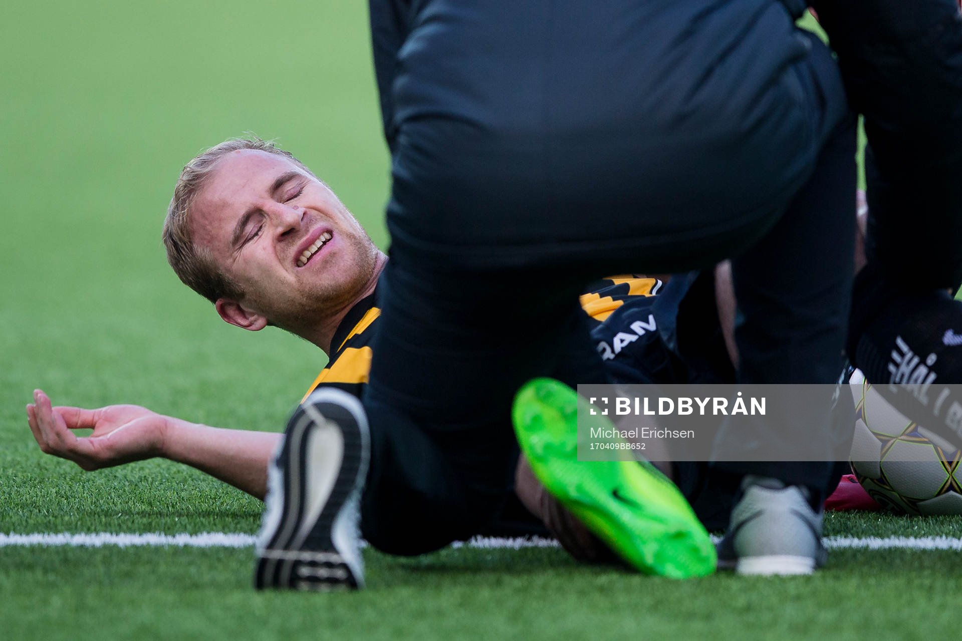 Häckens Kari Arkivuo skadar sig under fotbollsmatchen i allsvenskan mellan Häcken och Djurgården den 9 april 2017 i Göteborg.
