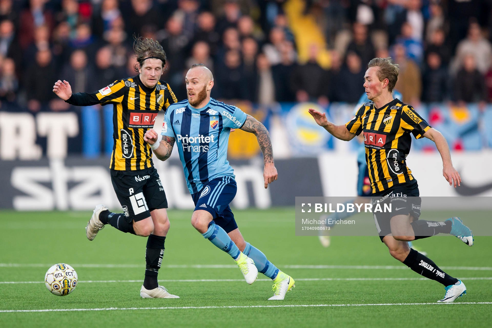 Djurgårdens Magnus Eriksson mellan Häckens Erik Friberg och Joel Andersson under fotbollsmatchen i allsvenskan mellan Häcken och Djurgården den 9 april 2017 i Göteborg.