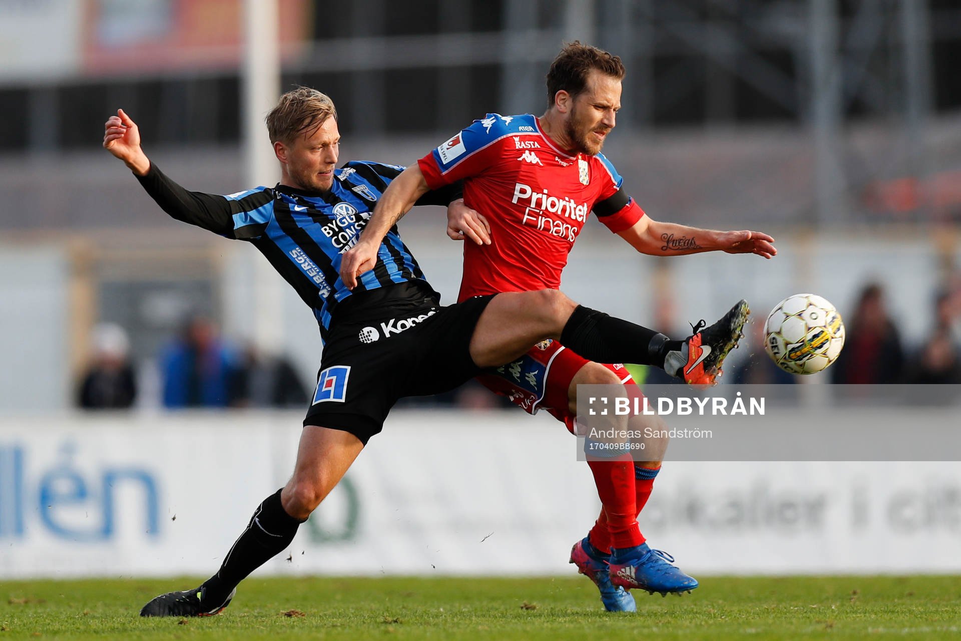 Sirius Christer Gustafsson i kamp om bollen med IFK