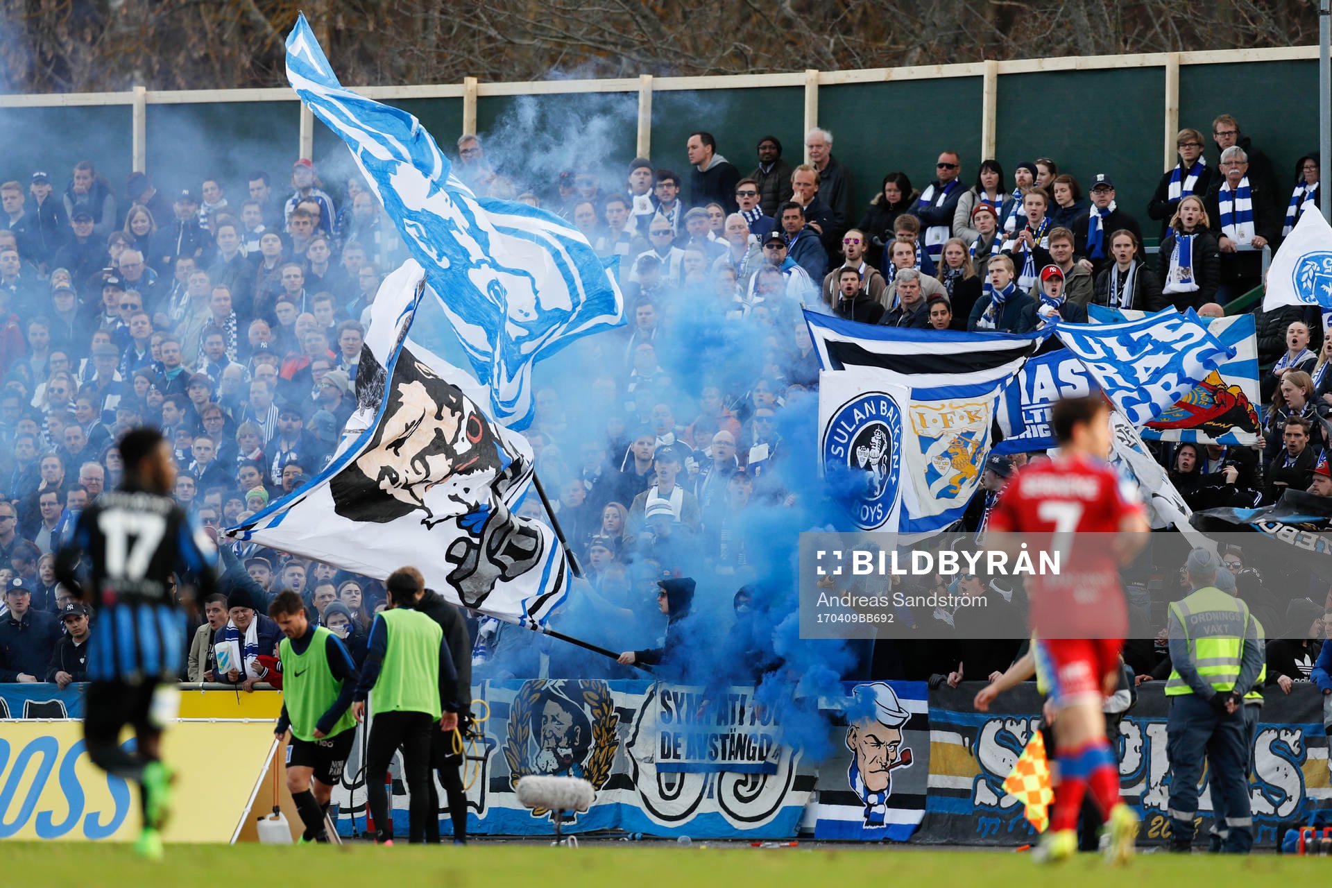 IFK Göteborgs supportar med blå rök på läktaren