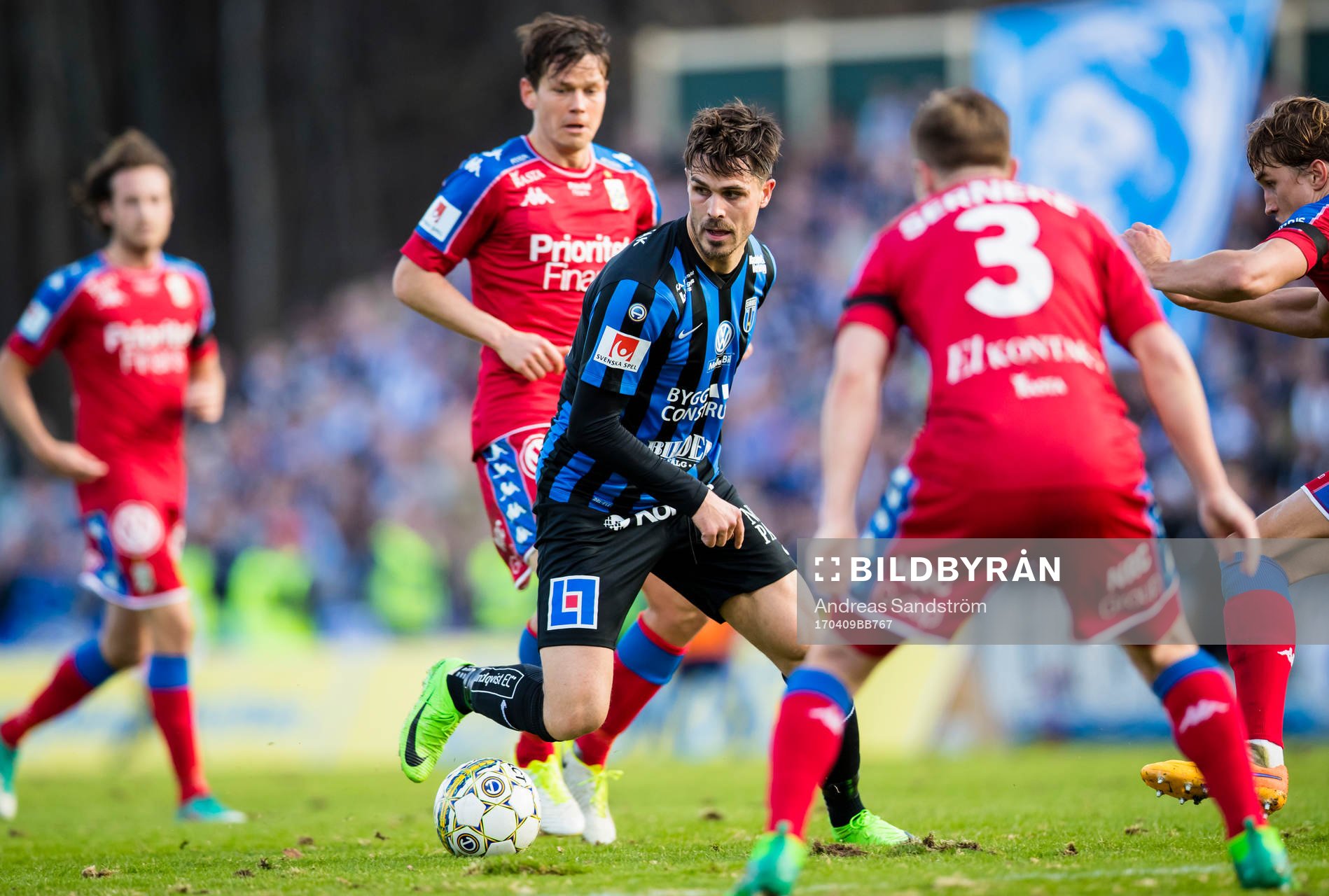 Sirius Ante Björkebaum omgiven av IFK Göteborgsspelare