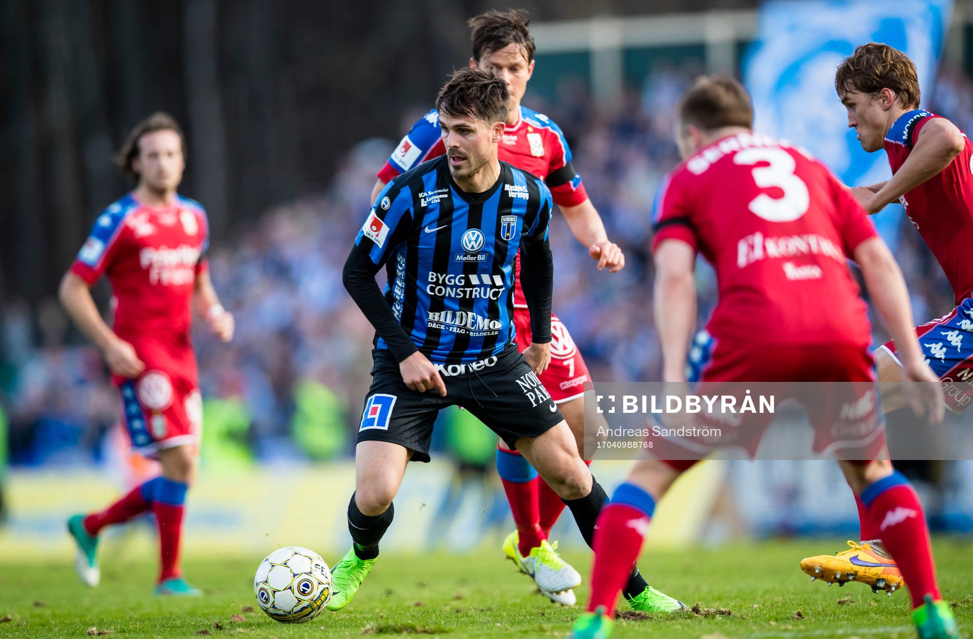 Sirius Ante Björkebaum omgiven av IFK Göteborgsspelare