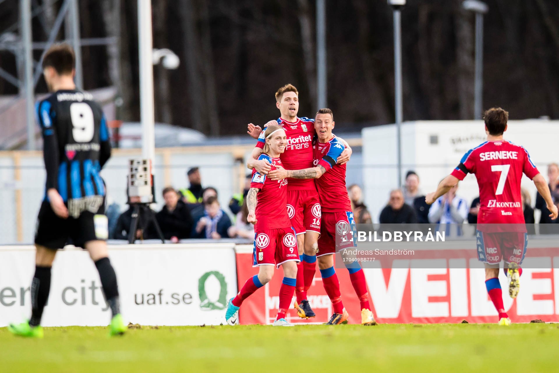 IFK Göteborgs Mikkel Diskerud (m) firar 0-2 målet med