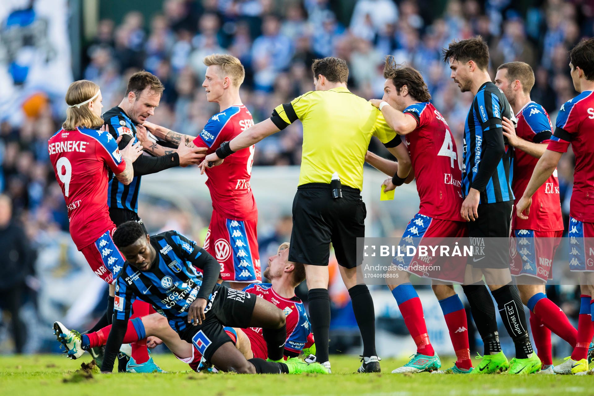 Sirius Niklas Busch Thor stoppas av IFK Göteborgs Elias