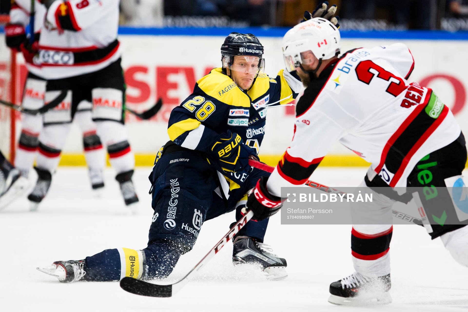 s Anton Bengtsson täcker ett skott
