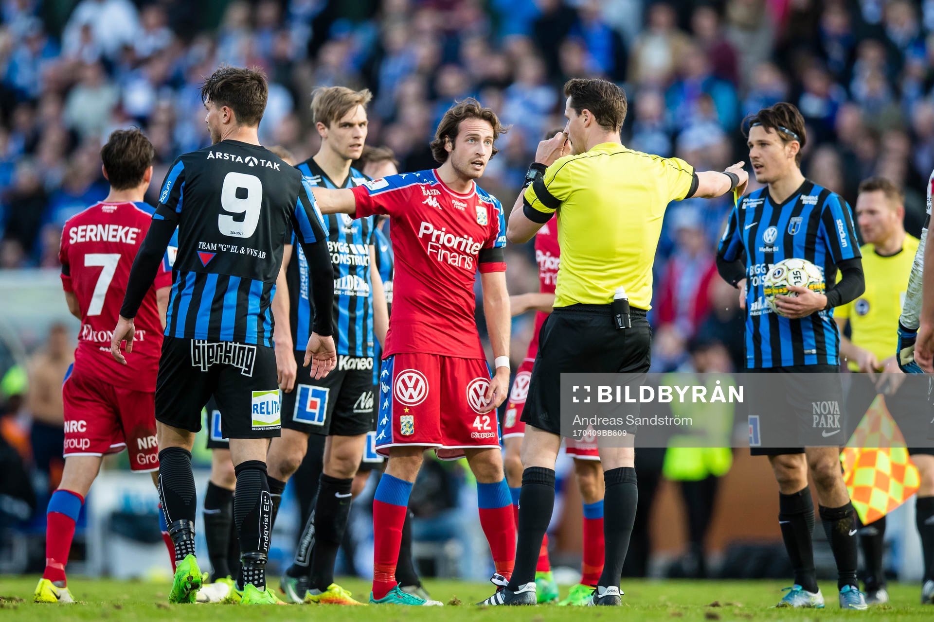 IFK Göteborgs Mikkel Diskerud diskuterar med domare Anders