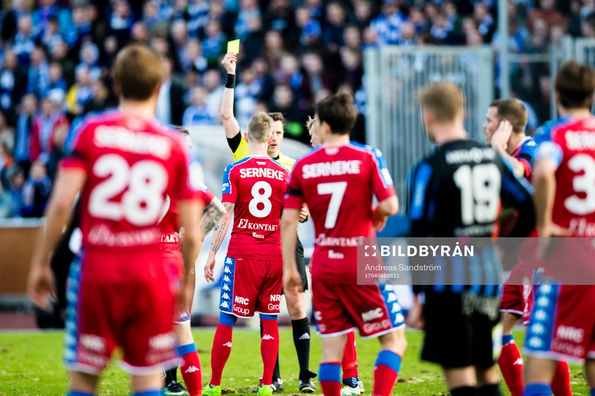 Domare Anders Ekberg delar ut gult kort till IFK Göteborgs