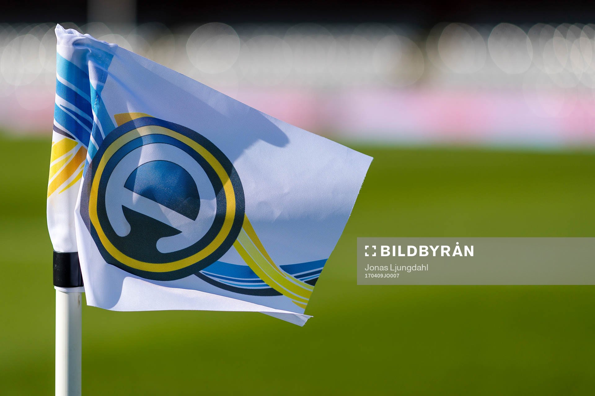 Hörnflagga med Allsvenskans loggo före fotbollsmatchen i
