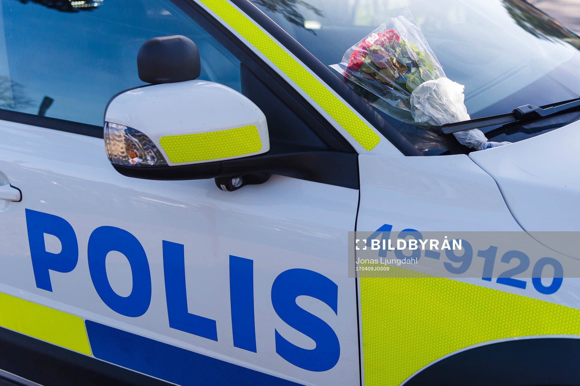 Någon har lämnat rosor på en polisbil utanför